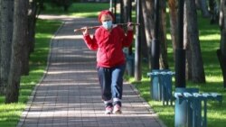 Коронавирус карантині кезінде саябақта жаттығу жасап жүрген адам. Алматы, 1 мамыр 2020 жыл. Көрнекі сурет.
