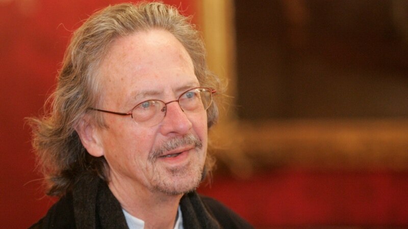 Akademia suedeze mbron vendimin për shkrimtarin Peter Handke