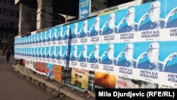 Posterë me fotografinë e Mlladiqit në Beograd.