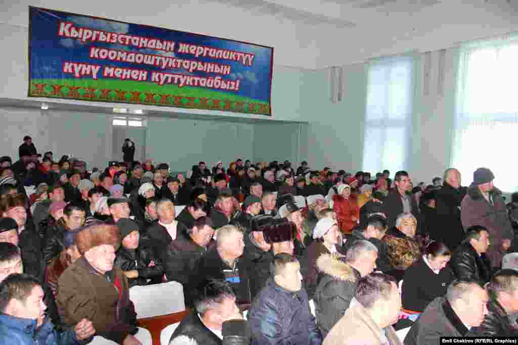 Собрание в Тонском районе с участием премьер-министра Джоомарта Оторбаева. 6 декабря 2014 года.&nbsp;