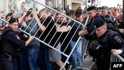 Демонстранты пытаются прорваться через полицейский кордон во время несанкционированной протестной акции за допуск независимых кандидатов на выборы в Мосгордуму. Москва, 27 июля 2019 года.