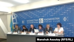 Предприниматели сгоревшего павильона ТЦ "Адем" и гражданские активисты на пресс-конференции в Алматы, 18 августа 2015 года.