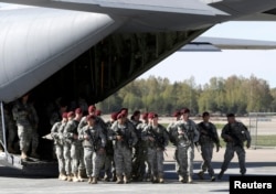 Американские десантники прибыли в Ригу (Латвия) в рамках совместных учений. Апрель 2014 года