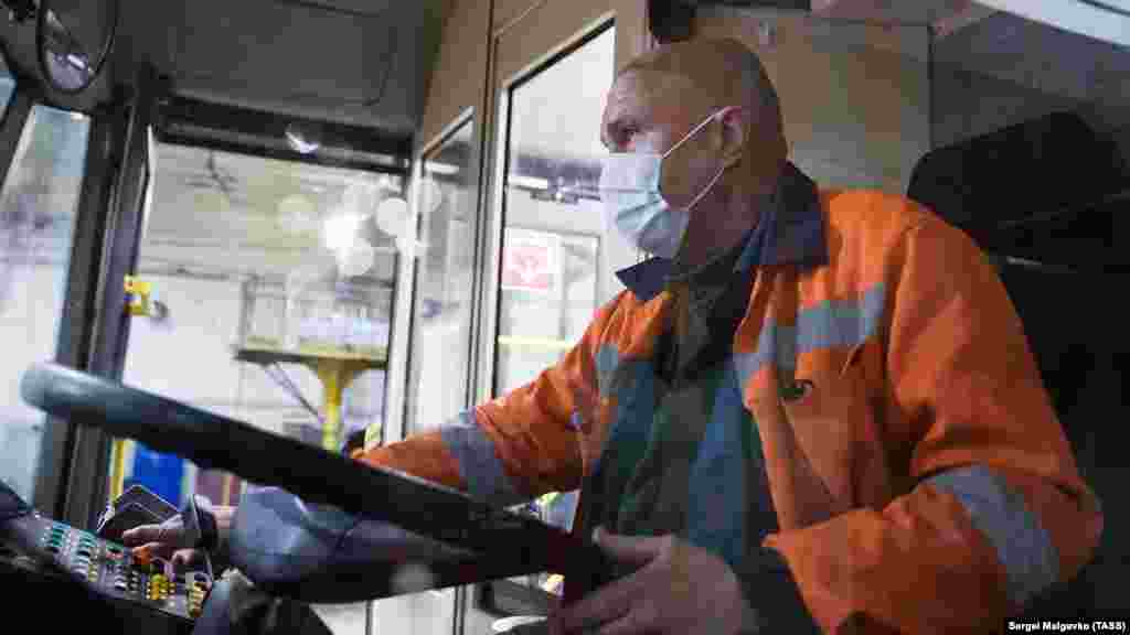 Захисні маски вже стали невід&#39;ємним атрибутом кожного кримчанина. Їх носять і ті, хто змушений ходити на роботу, і ті, хто просто вийшов у магазин чи аптеку. На фото: водій тролейбуса в Сімферополі