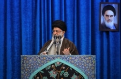 Иранның рухани көсемі аятолла Әли Хаменеи жұма намазында құтпа оқып отыр. Тегеран, 17 қаңтар 2020 жыл.