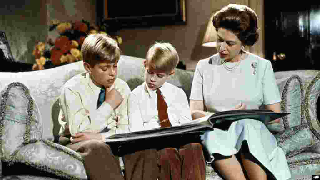 დედოფალი თავის ორ ვაჟთან, პრინც ენდრიუსთნ და პრინც ედუარდთან ერთად ბაკინგემის სასახლეში წიგნს კითხულობენ, 1971 წელი.
