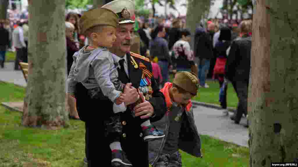 Преемственность поколений.&nbsp;Родители переодевают детей в форму советских солдат