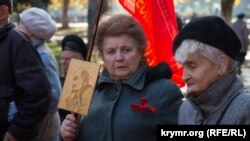 Учасники ходи на честь 100-річчя Жовтневої революції в Сімферополі, 7 листопада 2017 року