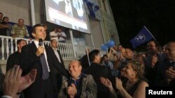 Վրաստան - «Վրացական երազանք»-ի առաջնորդ Բիձինա Իվանիշվիլին դիմում է ընտրություններում դաշինքի հաղթանակը տոնող կողմնակիցներին, Թբիլիսի, 1-ը հոկտեմբերի, 2012թ.