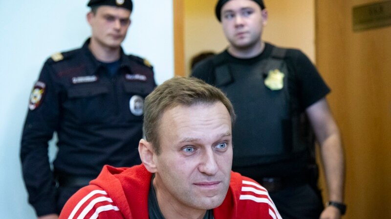 Россия: более 10 сторонников оппозиционера Навального сообщили о блокировке счетов