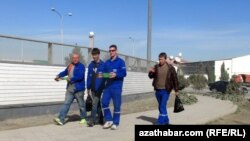 Aşgabat. Nahara barýan gurluşykçylar. Arhiw suraty