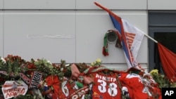 Цветы в память погибшей команды "Локомотив" у "Арены-2000" в Ярославле. 8 сентября 2011 года