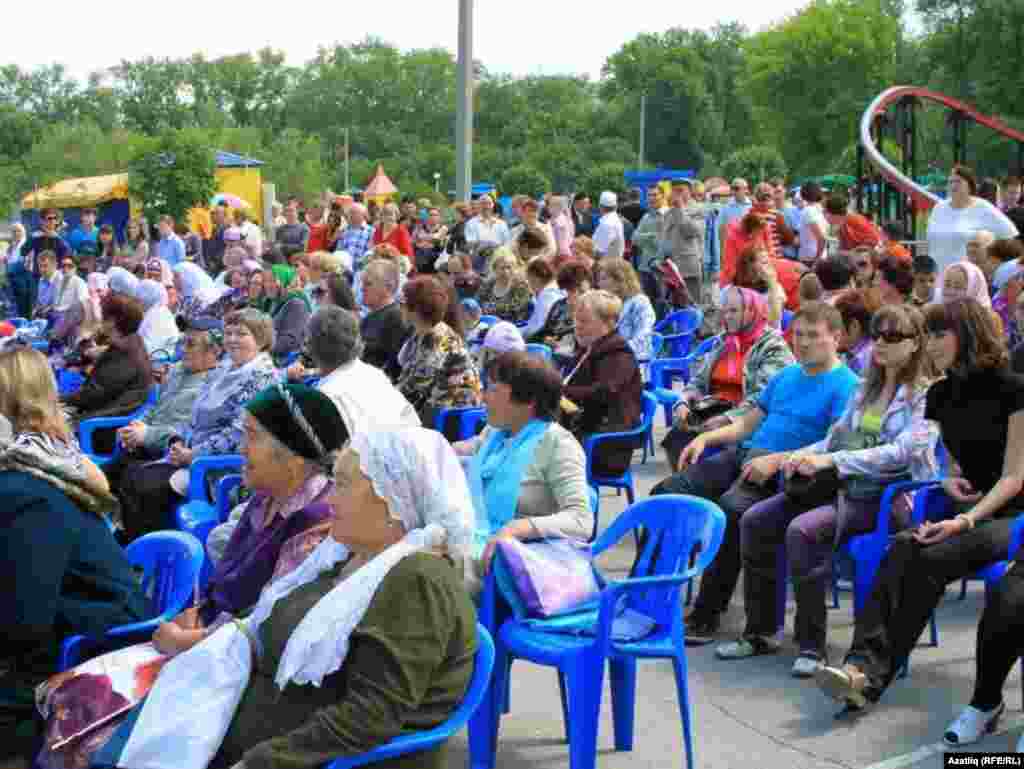 Бәйрәмне тамаша кылырга шактый халык җыелды