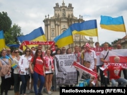 Учасники варшавської акції протесту разом із польським вболівальниками