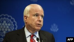 Senatori republikan amerikan, John McCain (ilustrim)