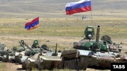 Ermənistan və Rusiya tankları hərbi təlimlərdə 