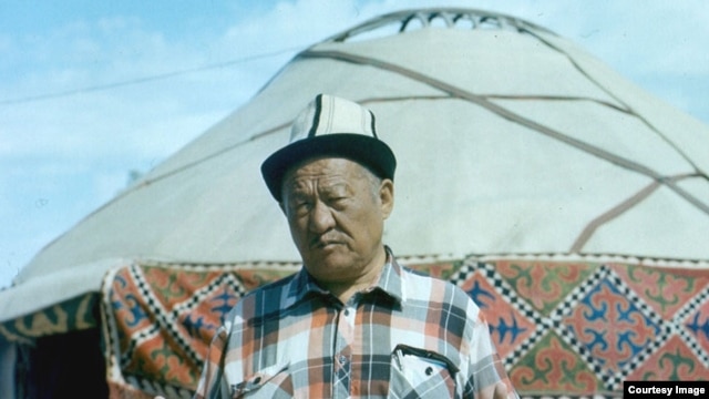 Амантур Акматалиев боз үйдүн жанында. 28.5.1995.