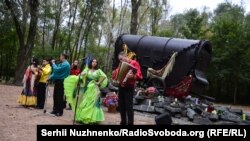 Пам’ятник ромам, розстріляним у Бабином Яру. Ромський ансамбль грає сумну мелодію про страшні роки трагедії , 23 вересня 2016 року