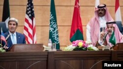 وزيرا خارجيتي السعودية(يمين) والولايات المتحدة(يسار) في مؤتمر جدة لمكافحة الارهاب