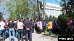 Митинг предпринимателей Ошского рынка. Бишкек, 13 апреля 2018 года.