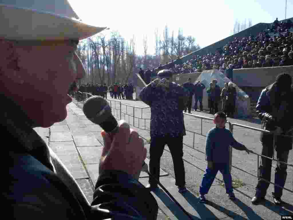 Жыйын соңунда Улуттук кеңеш түзүлүп, анын башчылыгына Азимбек Бекназаров шайланды - Kyrgyzstan -- Revolutionary Committee-Led Opposition Gathering Held in Talas 18nov2008 