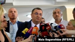 Адвокат Звиад Кордзадзе знакомит журналистов с решением суда по делу учредителей «ТВС банка»