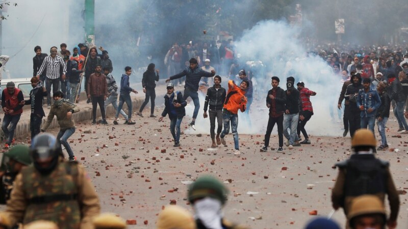 Qindra të arrestuar në protestat në Indi