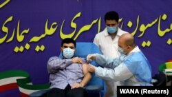 Parsa Namaki, djali i ministrit të Shëndetësisë së Iranit, Saeed Namaki, vaksinohet kundër koronavirusit me vaksinën ruse Sputnik V. 