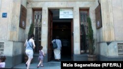 В большинстве регионов на избирательные участки приходили чаще мужчины, чем женщины. В целом процентное соотношение распределяется между избирателями двух полов поровну за счет активности женщин в крупных городах Грузии