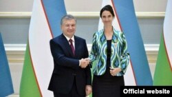 БМТнинг Ўзбекистондаги доимий вакили Хелена Фрейзер президент Шавкат Мирзиёев билан (president.uz фотоси)