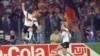 آندریاس برمه (چپ) پس از به ثمر رساندن پنالتی در فینال جام جهانی ۱۹۹۰ ایتالیا این‌گونه شادی خود را نشان می‌دهد