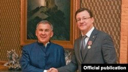 Dmitri Azarov (dreapta), surprins alături de Rustam Minnikhanov, politician rus și președintele regiunii federale Tatarstan.