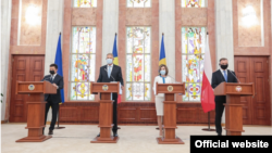 Președintele Ucrainei, Volodimir Zelenski, președintele României, Klaus Iohannis, președinta R. Moldova, Maia Sandu și președintele Poloniei, Andrzej Duda. Chișinău, 27 august 2021