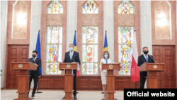 Președinții Vladimir Zelenski (Ucraina), Klaus Iohannis (România), Maia Sandu (R. Moldova) și Andrzej Duda (Polonia) făcând declarații de presă la Chișinău, 27 august 2021.