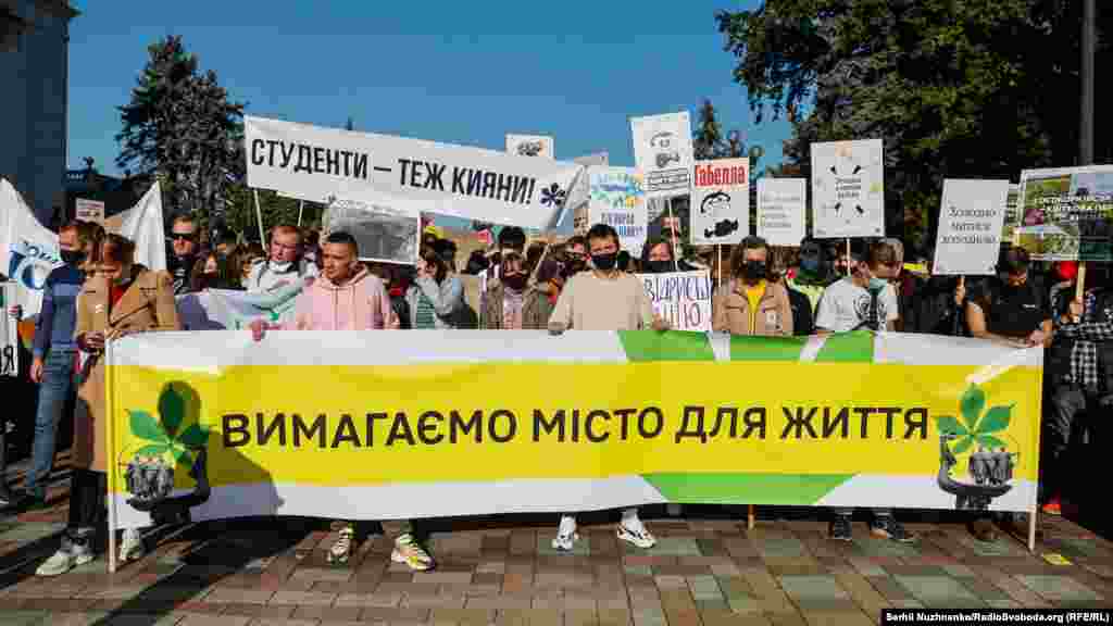 Учасники акції тримали плакати з гаслами:&nbsp;&laquo;Вимагаємо місто для життя&raquo;, &laquo;Модернізм не совок&raquo;,&nbsp;&laquo;Збережімо архітектурну спадщину Києва&raquo;,&nbsp;&laquo;Київ для людей&raquo;,&nbsp;&laquo;Має зеленіти Київ, а не Дніпро&raquo;