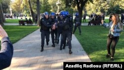 Азербејџанската полиција апси опозициски демонстрант во пресрет на одржување на протест во Баку. 19.10.2019.  