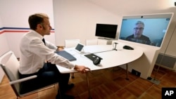 Emmanuel Makron Ukrayna ilə bağlı növbəti addımları müzakirə etmək üçün "İstəklilər koalisiyası"nın videogörüşü zamanı Böyük Britaniyanın baş naziri Kir Starmeri dinləyir. 19 avqust 2025