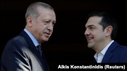 Архивска фотографија: Турскиот претседател Реџеп Таип Ердоган и грчкиот премиер Алексис Ципрас
