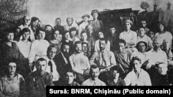 Ion Dic Dicescu (al doilea stânga din rândul așezat), Ghiță Moscu-Bădulescu (primul stânga) pe Frontul Turkestan (1919)