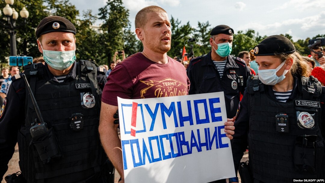 Московската полиция задържа участник в демонстрация, който носи плакат с надпис "Умно гласуване", 14 август 2021 г.