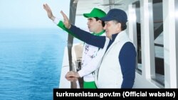 Türkmenistanyň prezidenti Gurbanguly Berdimuhamedow (çepde) we Özbegistanyň prezidenti Şawkat Mirziýoýew (arhiw suraty)