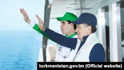 Türkmenistanyň we Özbegistanyň prezidentleri G.Berdimuhamedow (ç) we Ş.Mirziýoýew, Awaza, 20-nji maý, 2017