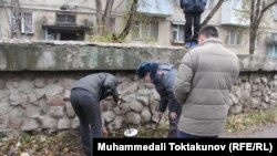 Сүрөттө: адистер окуя болгон жерде далилдерди издөөдө.