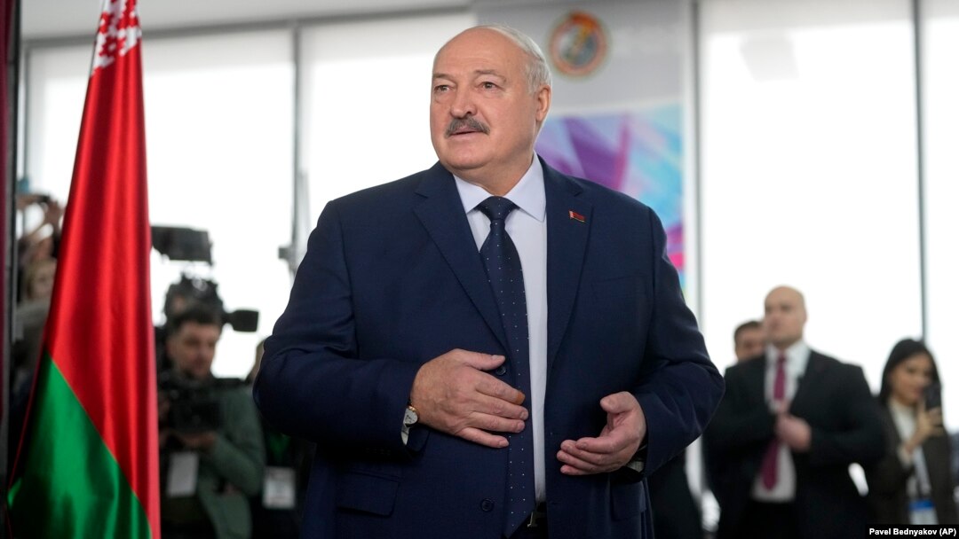 Președintele belarus Alexandr Lukașenko într-o secție de votare, în timpul alegerilor prezidențiale, Minsk, 26 ianuarie 2025.