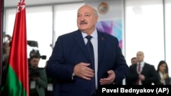 Președintele belarus Alexandr Lukașenko votează în timpul alegerilor prezidențiale de la Minsk din 26 ianuarie.