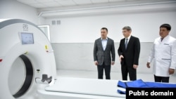 Президент Садыр Жапаров жаңы медициналык борбордо. Кара-Суу шаары. 12-апрель, 2026-жыл.