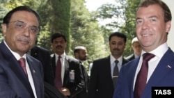 Russian President Dmitry Medvedev (right) and his Pakistani counterpart Asif Ali Zardari