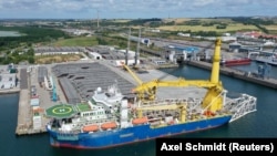 Російське судно «Академік Черський», що прокладає труби для проєкту «Північний потік-2», у порту Муркан німецького міста Зассніц, липень 2020 року