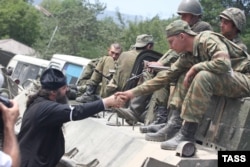 GEORGIA - Russian peacekeepers appear in Tskhinvali, South Ossetia, August 12, 2008 რუსი მშვიდობისმყოფელები ცხინვალში, 2008 წლის 12 აგვისტო