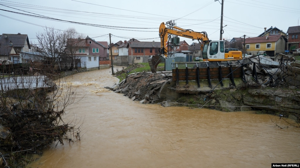 Rrugë krejtësisht e vërshuar në Komunën e Malishevës.